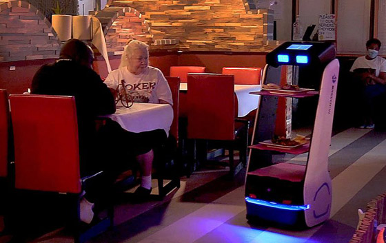 صور: مطعم أمريكي يوظف روبوتات لخدمة الزبائن لقلة الجرسونات! هل سيطالبك النادل الإلكتروني بالبقشيش؟ صورة رقم 4 صور: مطعم أمريكي يوظف روبوتات لخدمة الزبائن لقلة الجرسونات! هل سيطالبك النادل الإلكتروني بالبقشيش؟ صورة رقم 4