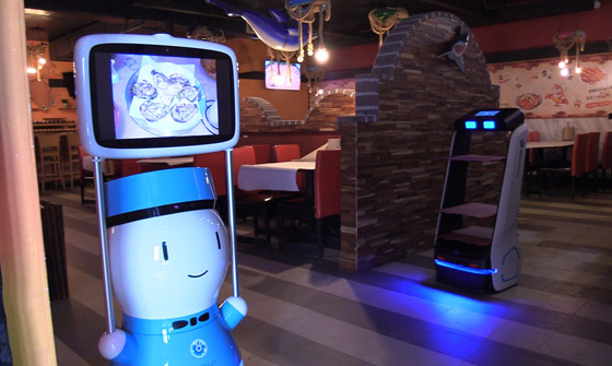 صور: مطعم أمريكي يوظف روبوتات لخدمة الزبائن لقلة الجرسونات! هل سيطالبك النادل الإلكتروني بالبقشيش؟ صورة رقم 5 صور: مطعم أمريكي يوظف روبوتات لخدمة الزبائن لقلة الجرسونات! هل سيطالبك النادل الإلكتروني بالبقشيش؟ صورة رقم 5