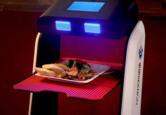 صور: مطعم أمريكي يوظف روبوتات لخدمة الزبائن لقلة الجرسونات! هل سيطالبك النادل الإلكتروني بالبقشيش؟ صورة رقم 6 صور: مطعم أمريكي يوظف روبوتات لخدمة الزبائن لقلة الجرسونات! هل سيطالبك النادل الإلكتروني بالبقشيش؟ صورة رقم 6