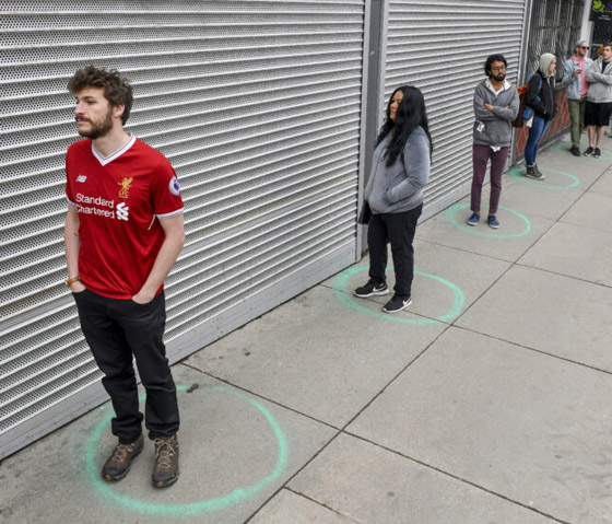 الفيروس ينتقل بالهواء! التشكيك بجدوى التباعد الاجتماعي لمواجهة كورونا صورة رقم 2