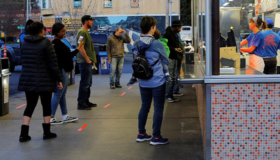 الفيروس ينتقل بالهواء! التشكيك بجدوى التباعد الاجتماعي لمواجهة كورونا صورة رقم 8