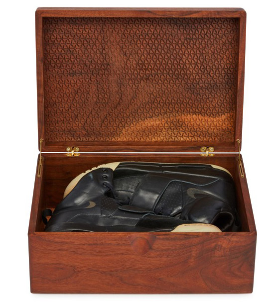 حذاء رياضي يحطم الرقم القياسي ويباع بمبلغ 1.8 مليون دولار! صور صورة رقم 4 حذاء رياضي يحطم الرقم القياسي ويباع بمبلغ 1.8 مليون دولار! صور صورة رقم 4