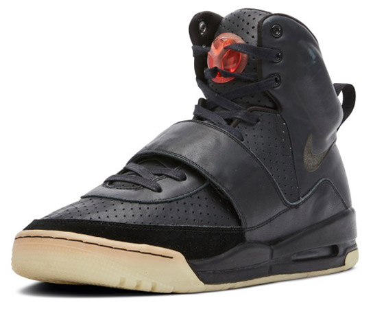 حذاء رياضي يحطم الرقم القياسي ويباع بمبلغ 1.8 مليون دولار! صور صورة رقم 5 حذاء رياضي يحطم الرقم القياسي ويباع بمبلغ 1.8 مليون دولار! صور صورة رقم 5