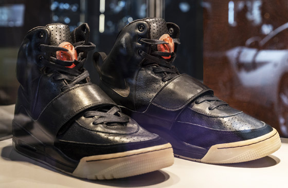 حذاء رياضي يحطم الرقم القياسي ويباع بمبلغ 1.8 مليون دولار! صور صورة رقم 9 حذاء رياضي يحطم الرقم القياسي ويباع بمبلغ 1.8 مليون دولار! صور صورة رقم 9