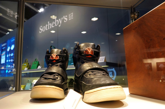 حذاء رياضي يحطم الرقم القياسي ويباع بمبلغ 1.8 مليون دولار! صور صورة رقم 10 حذاء رياضي يحطم الرقم القياسي ويباع بمبلغ 1.8 مليون دولار! صور صورة رقم 10