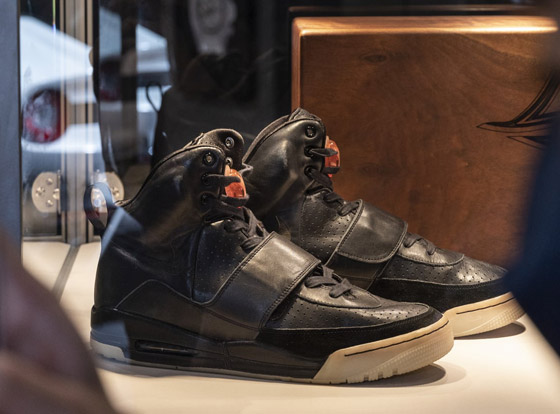 حذاء رياضي يحطم الرقم القياسي ويباع بمبلغ 1.8 مليون دولار! صور صورة رقم 11 حذاء رياضي يحطم الرقم القياسي ويباع بمبلغ 1.8 مليون دولار! صور صورة رقم 11