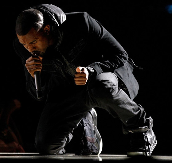 حذاء رياضي يحطم الرقم القياسي ويباع بمبلغ 1.8 مليون دولار! صور صورة رقم 12 حذاء رياضي يحطم الرقم القياسي ويباع بمبلغ 1.8 مليون دولار! صور صورة رقم 12