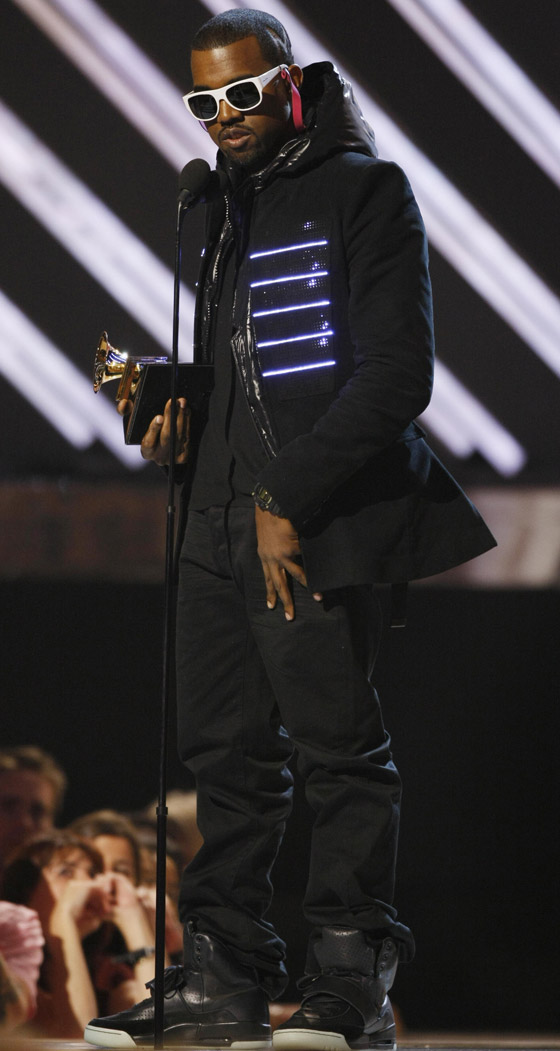 حذاء رياضي يحطم الرقم القياسي ويباع بمبلغ 1.8 مليون دولار! صور صورة رقم 13 حذاء رياضي يحطم الرقم القياسي ويباع بمبلغ 1.8 مليون دولار! صور صورة رقم 13