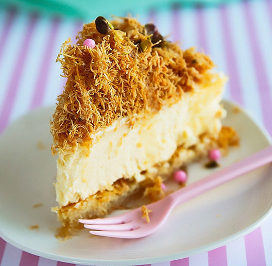 بالفيديو: إليكم طريقة تحضير تشيز كيك بالكنافة.. قرمشة لا تقاوم! صورة رقم 8