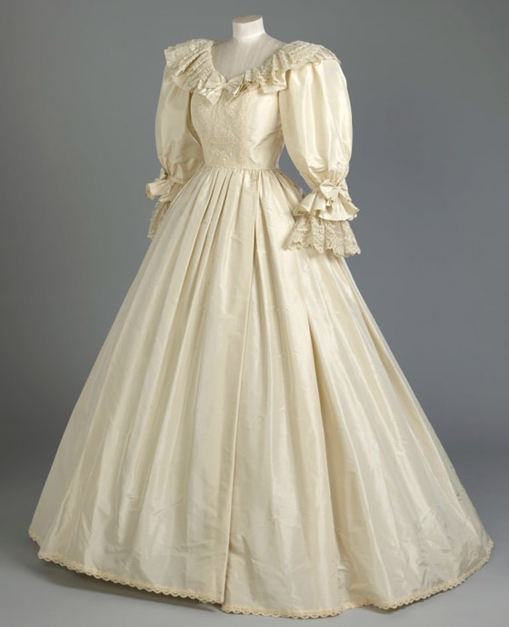 عرض فستان زفاف الأميرة ديانا للجمهور لأول مرة منذ عقود! فيديو وصور صورة رقم 2