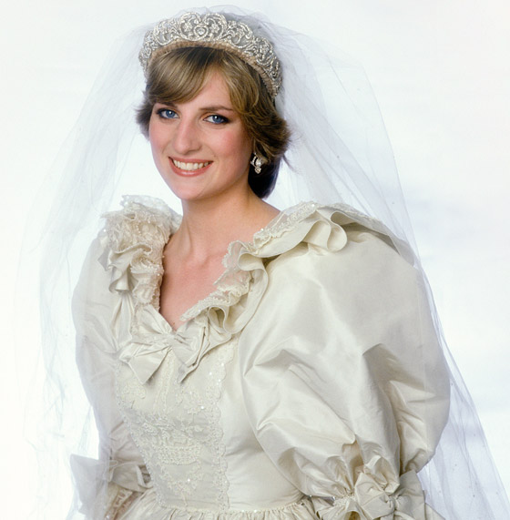 عرض فستان زفاف الأميرة ديانا للجمهور لأول مرة منذ عقود! فيديو وصور صورة رقم 6