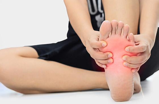 تعرفوا إلى 10 طرق سهلة وبسيطة لتخفيف آلام القدمين والتهاب العظام صورة رقم 7