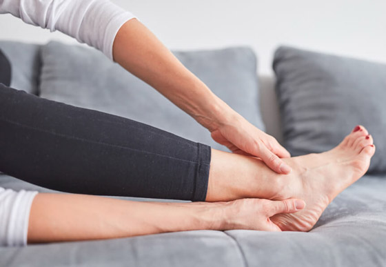 تعرفوا إلى 10 طرق سهلة وبسيطة لتخفيف آلام القدمين والتهاب العظام صورة رقم 9