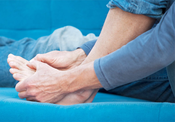 تعرفوا إلى 10 طرق سهلة وبسيطة لتخفيف آلام القدمين والتهاب العظام صورة رقم 2