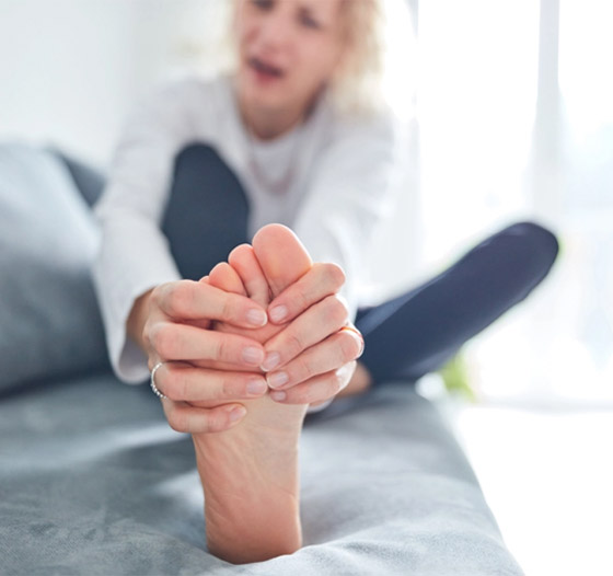 تعرفوا إلى 10 طرق سهلة وبسيطة لتخفيف آلام القدمين والتهاب العظام صورة رقم 11