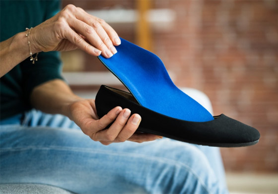 تعرفوا إلى 10 طرق سهلة وبسيطة لتخفيف آلام القدمين والتهاب العظام صورة رقم 10