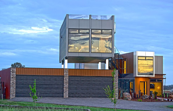 صور: منزل مبهر بناه زوجان أستراليان من 7 حاويات شحن ضخمة! المنزل مرشح لجائزة أفضل تصميم معماري صورة رقم 1