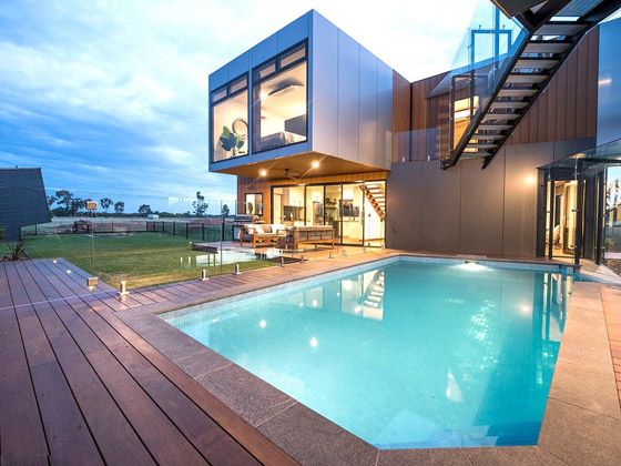 صور: منزل مبهر بناه زوجان أستراليان من 7 حاويات شحن ضخمة! المنزل مرشح لجائزة أفضل تصميم معماري صورة رقم 4