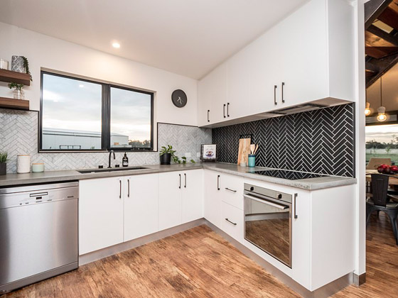 صور: منزل مبهر بناه زوجان أستراليان من 7 حاويات شحن ضخمة! المنزل مرشح لجائزة أفضل تصميم معماري صورة رقم 6