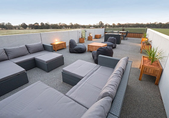 صور: منزل مبهر بناه زوجان أستراليان من 7 حاويات شحن ضخمة! المنزل مرشح لجائزة أفضل تصميم معماري صورة رقم 7