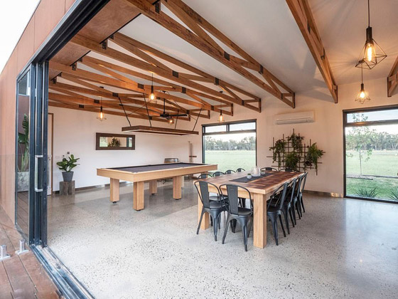 صور: منزل مبهر بناه زوجان أستراليان من 7 حاويات شحن ضخمة! المنزل مرشح لجائزة أفضل تصميم معماري صورة رقم 8