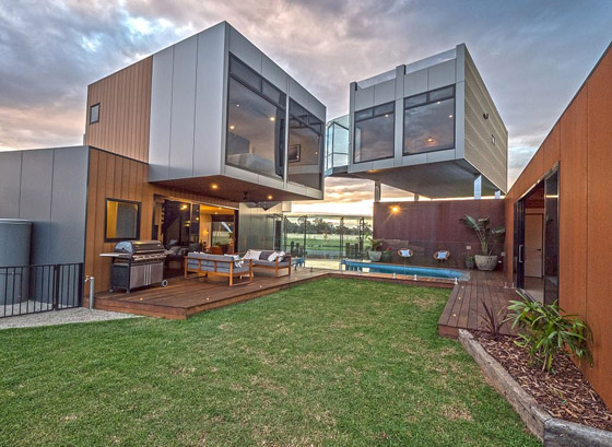 صور: منزل مبهر بناه زوجان أستراليان من 7 حاويات شحن ضخمة! المنزل مرشح لجائزة أفضل تصميم معماري صورة رقم 12