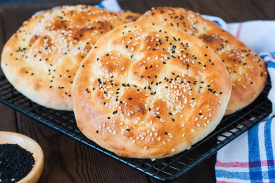 إليكم طريقة تحضير خبز رمضان بالسمسم وحبة البركة الشهي صورة رقم 1