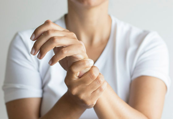 تشعر بالوخز والحرارة بأطرافك؟ إليك الأسباب الصحية لسخونة اليدين والقدمين صورة رقم 2