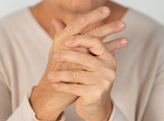 تشعر بالوخز والحرارة بأطرافك؟ إليك الأسباب الصحية لسخونة اليدين والقدمين صورة رقم 3