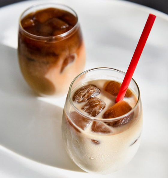 إليكم طريقة تحضير مكعبات القهوة المثلجة اللذيذة لصيف منعش وبارد صورة رقم 8