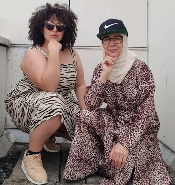 شابة مغربية تبدع وتحول والدتها المحجبة المصابة بسرطان الثدي لأيقونة موضة صورة رقم 5