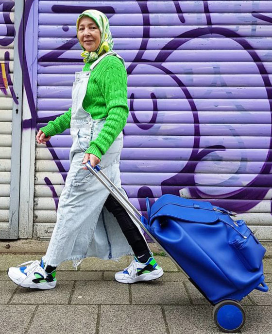 شابة مغربية تبدع وتحول والدتها المحجبة المصابة بسرطان الثدي لأيقونة موضة صورة رقم 14