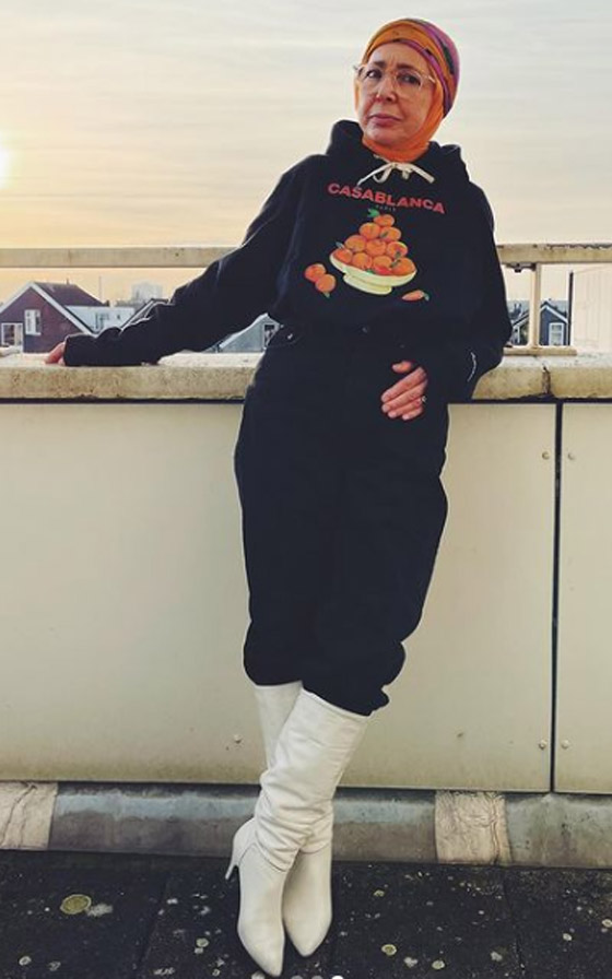 شابة مغربية تبدع وتحول والدتها المحجبة المصابة بسرطان الثدي لأيقونة موضة صورة رقم 16