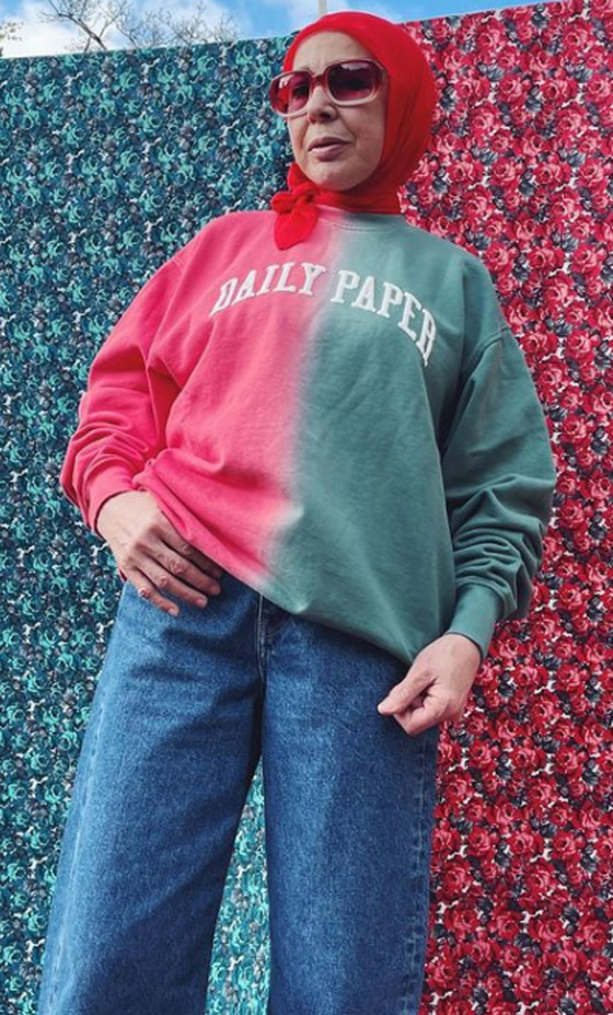 شابة مغربية تبدع وتحول والدتها المحجبة المصابة بسرطان الثدي لأيقونة موضة صورة رقم 4