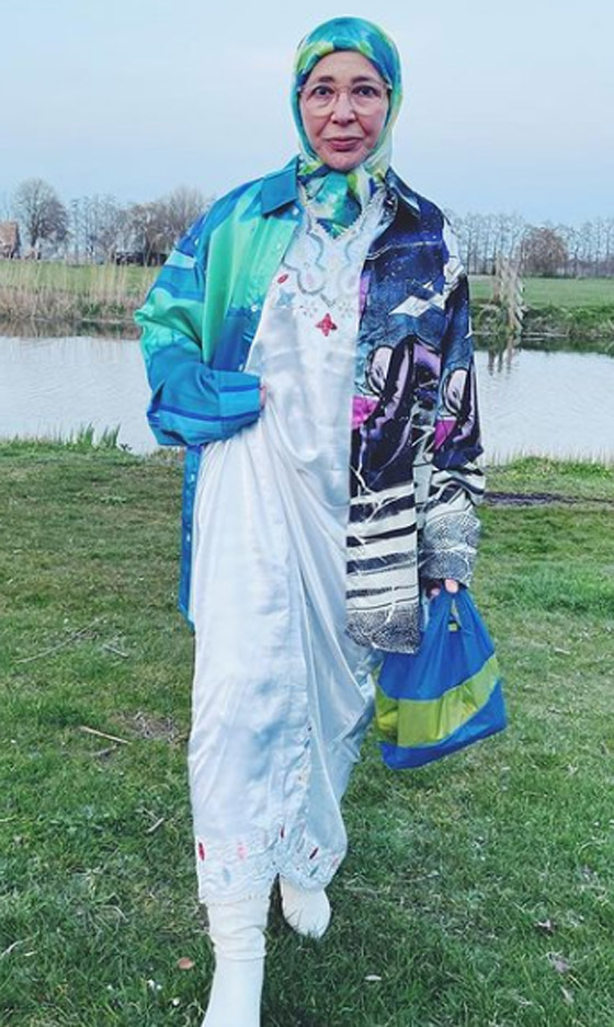 شابة مغربية تبدع وتحول والدتها المحجبة المصابة بسرطان الثدي لأيقونة موضة صورة رقم 17