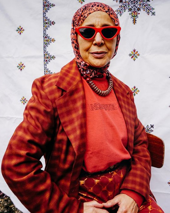 شابة مغربية تبدع وتحول والدتها المحجبة المصابة بسرطان الثدي لأيقونة موضة صورة رقم 19