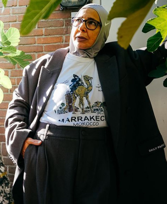 شابة مغربية تبدع وتحول والدتها المحجبة المصابة بسرطان الثدي لأيقونة موضة صورة رقم 20