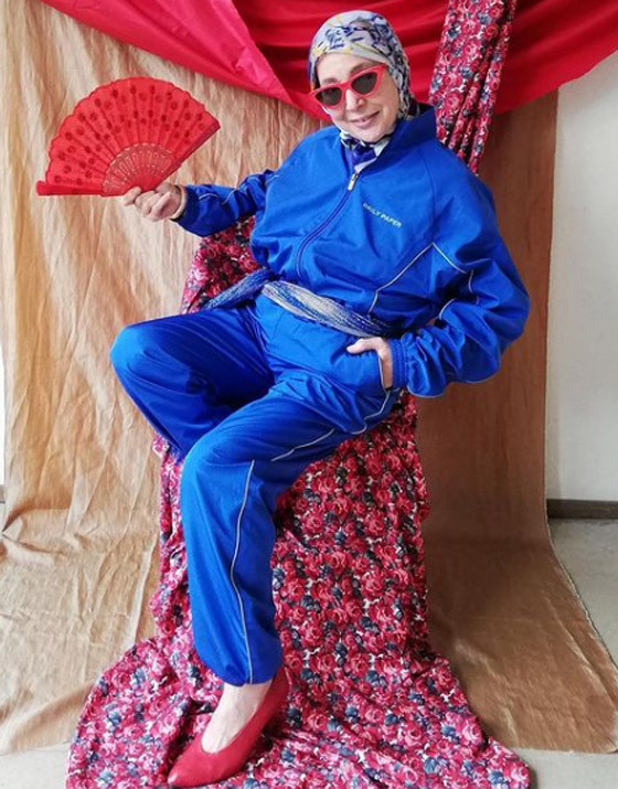 شابة مغربية تبدع وتحول والدتها المحجبة المصابة بسرطان الثدي لأيقونة موضة صورة رقم 21