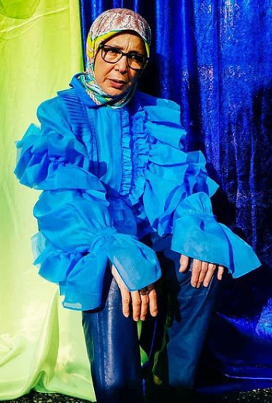 شابة مغربية تبدع وتحول والدتها المحجبة المصابة بسرطان الثدي لأيقونة موضة صورة رقم 23