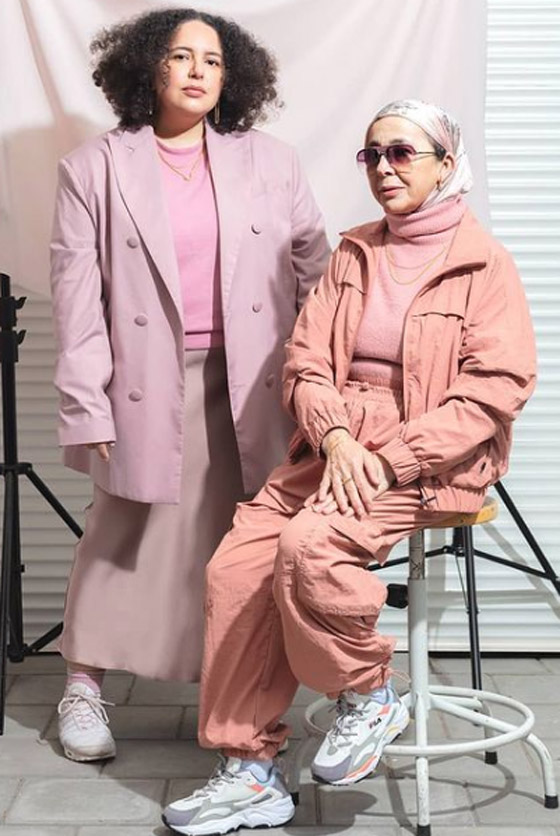 شابة مغربية تبدع وتحول والدتها المحجبة المصابة بسرطان الثدي لأيقونة موضة صورة رقم 1