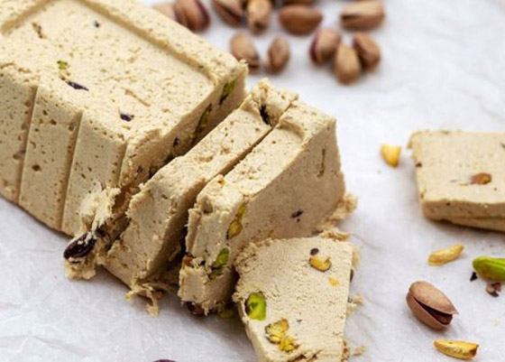 سهلة وسريعة.. إليكم طريقة تحضير الحلاوة بالفستق الحلبي في المنزل صورة رقم 2