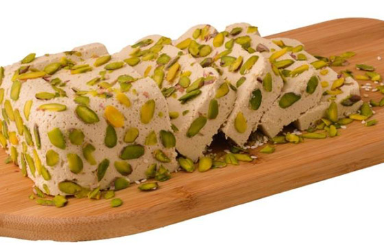 سهلة وسريعة.. إليكم طريقة تحضير الحلاوة بالفستق الحلبي في المنزل صورة رقم 4