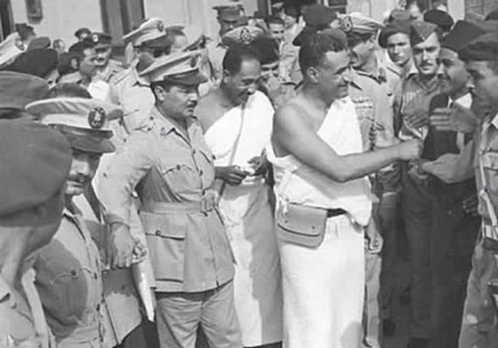 صورة رقم 5 - صور لم تراها من قبل لرؤساء مصر وهم يؤدون فريضة الحج صورة رقم 5 - صور لم تراها من قبل لرؤساء مصر وهم يؤدون فريضة الحج
