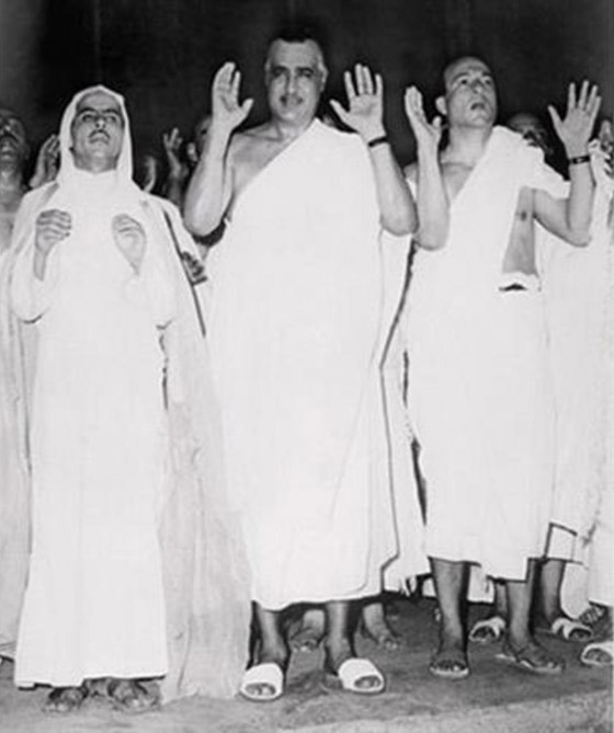 صورة رقم 8 - صور لم تراها من قبل لرؤساء مصر وهم يؤدون فريضة الحج صورة رقم 8 - صور لم تراها من قبل لرؤساء مصر وهم يؤدون فريضة الحج