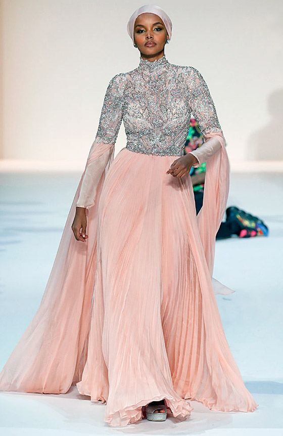 بعد اعتزالها بسبب الحجاب.. عارضة الأزياء العالمية حليمة عدن تعود من جديد! صور صورة رقم 10