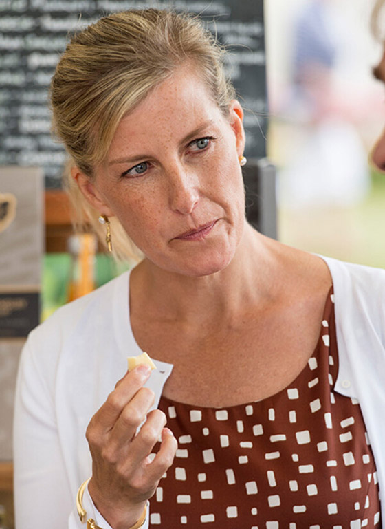 إفطار الملكة والأميرات: إليزابيث تبدأ بالشاي والبسكويت وكيت ميدلتون تحب الشوفان صورة رقم 3