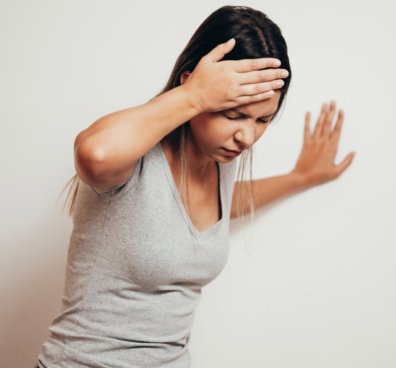 تشعر بالدوار عند السير بسرعة أو أثناء نزول الدرج؟ إليك الأسباب والعلاج صورة رقم 1