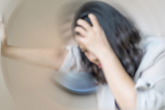 تشعر بالدوار عند السير بسرعة أو أثناء نزول الدرج؟ إليك الأسباب والعلاج صورة رقم 9