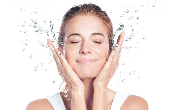 5 خطوات بسيطة لتنظيف البشرة في المنزل صورة رقم 1