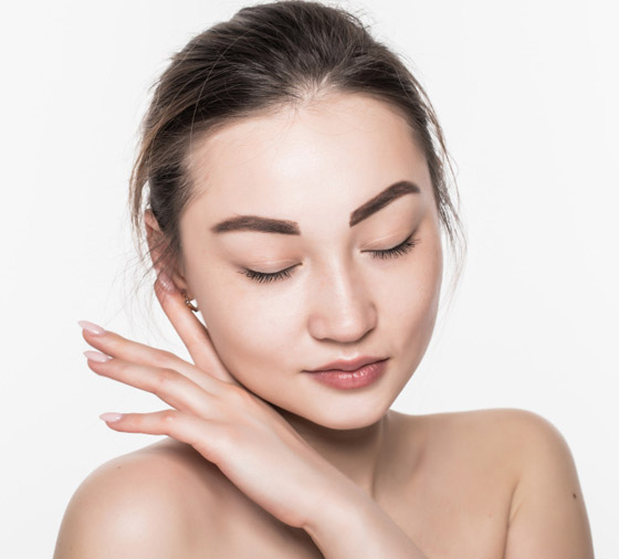 إليكم 5 طرق لتفتيح البقع الداكنة بالوجه والجسم قبل العيد صورة رقم 8